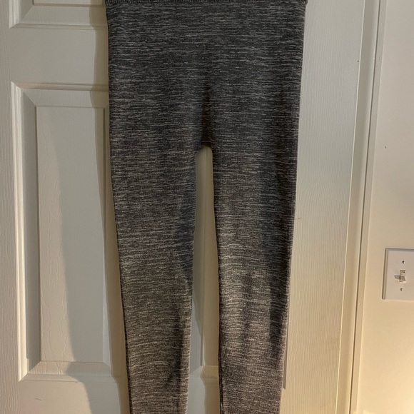 Multicolor black/white/grey woman leggings in size  large. - Picture 3 of 4